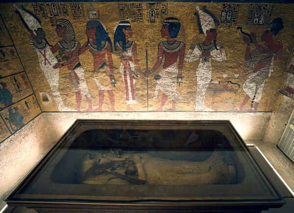 Visitantes da tumba admiram as pinturas feitas no estilo do Antigo Egito, em Luxor - Sputnik Brasil