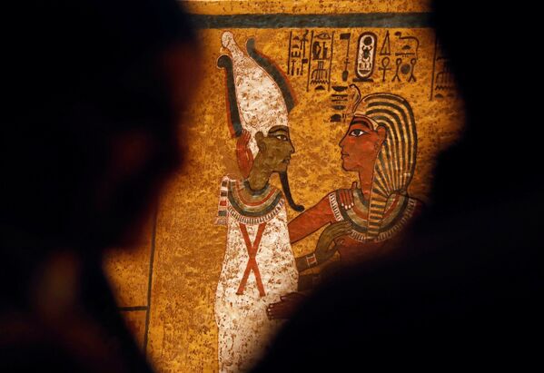 Turistas admiram as pinturas egípcias que decoram as paredes da tumba de Tutancâmon, faraó do Antigo Egito - Sputnik Brasil