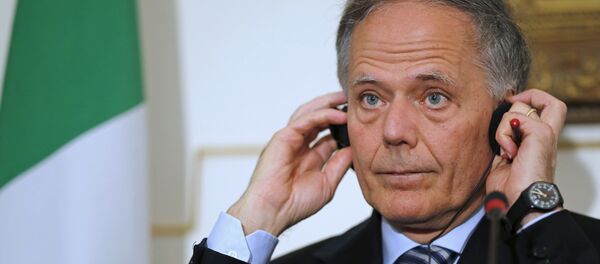 O ministro italiano das Relações Exteriores, Enzo Moavero, ouve a uma tradução de uma pergunta durante coletiva de imprensa após encontro com o chanceler egípcio, Sameh Shourkry, no Palácio de Tahir, em Cairo, Egito, em 5 de agosto de 2018. O ministro italiano das Relações Exteriores, Enzo Moavero, ouve a uma tradução de uma pergunta durante coletiva de imprensa após encontro com o chanceler egípcio, Sameh Shourkry, no Palácio de Tahir, em Cairo, Egito, em 5 de agosto de 2018. - Sputnik Brasil