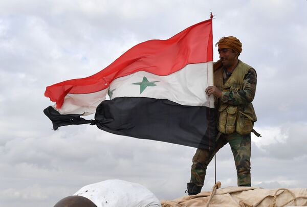 Militar hasteia bandeira da Síria na linha de frente em Aleppo - Sputnik Brasil