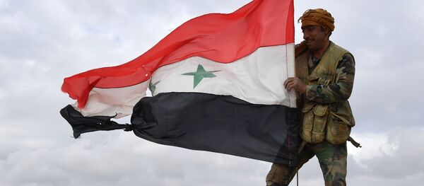 Militar hasteia bandeira da Síria na linha de frente em Aleppo - Sputnik Brasil