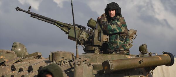 Tanque com um soldado, que estava participando de treinamento militar na província síria de Aleppo - Sputnik Brasil