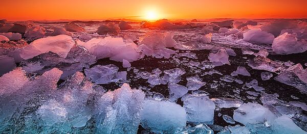 Vista da superfície marítima coberta por pedaços de gelo - Sputnik Brasil