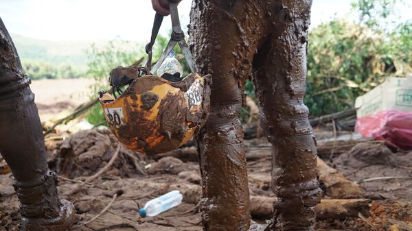 No detalhe, o capacete coberto de lama de uma oficial dos Bombeiros que trata na busca por corpos em Brumadinho, MG. - Sputnik Brasil