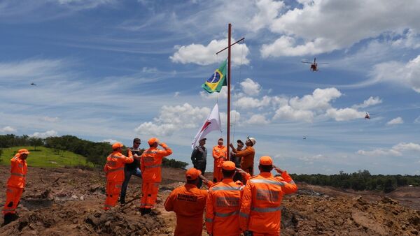 Bombeiros prestam homenagem às vítimas do rompimento da barragem em Brumadinho - Sputnik Brasil