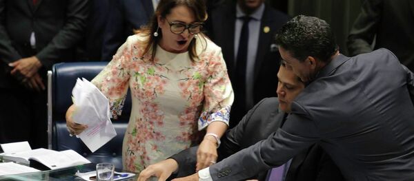 Senadora Kátia Abreu tirou da Mesa a pasta com o roteiro de condução da sessão do senador Davi Alcolumbre que preside a votação para escolha do novo presidente do Senado. - Sputnik Brasil