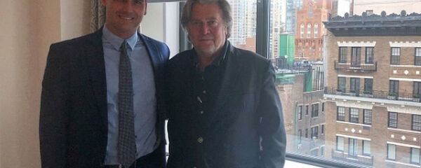 Eduardo Bolsonaro ao lado de Steve Bannon em Nova York - Sputnik Brasil