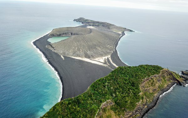 Jovem ilha formada em 2015 nas águas do Reino de Tonga - Sputnik Brasil