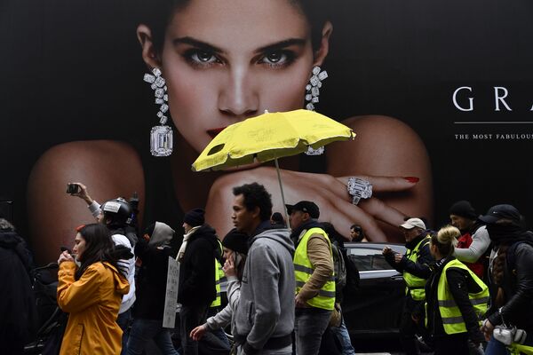 Manifestantes em protestos dos coletes amarelos em Paris - Sputnik Brasil