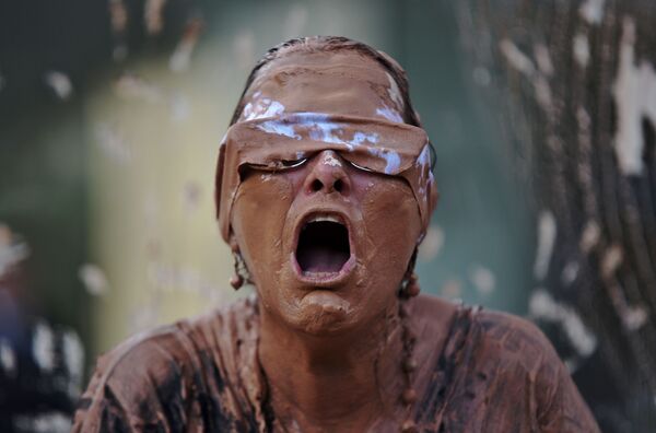 Garota, suja de lama, durante manifestação perante a sede da mineradora brasileira Vale, no Rio de Janeiro - Sputnik Brasil