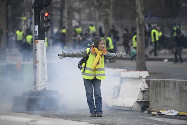 Manifestante em protestos dos coletes amarelos em Paris - Sputnik Brasil