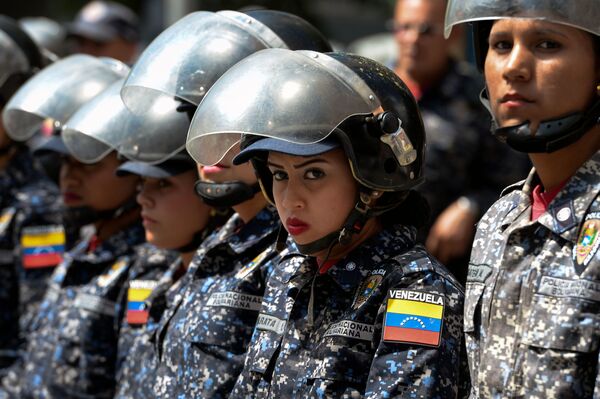 Policiais durante as manifestações contra o presidente venezuelano Nicolás Maduro em Caracas - Sputnik Brasil