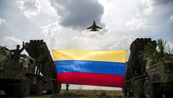 Um avião de combate Sukhoi Su-30MKV, de fabricação russa, da Força Aérea Venezuelana sobrevoa uma bandeira venezuelana - Sputnik Brasil
