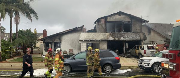 Bombeiros trabalham no local de um acidente aéreo envolvendo um avião bimotor Cessna 414A em uma zona residencial na cidade de Yorba Linda, na Califórnia, em 3 de fevereiro de 2019. Bombeiros trabalham no local de um acidente aéreo envolvendo um avião bimotor Cessna 414A em uma zona residencial na cidade de Yorba Linda, na Califórnia, em 3 de fevereiro de 2019. - Sputnik Brasil