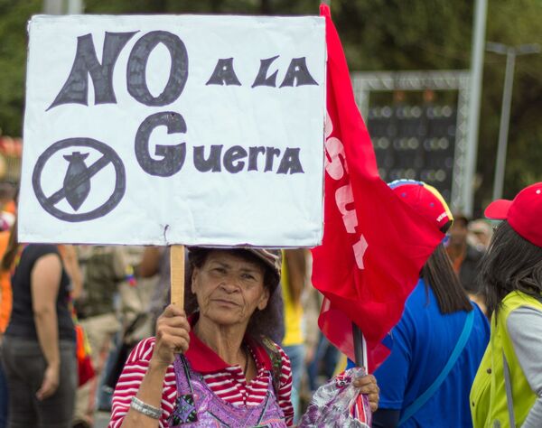 Manifestantes durante os protestos a favor do presidente venezuelano Nicolás Maduro - Sputnik Brasil