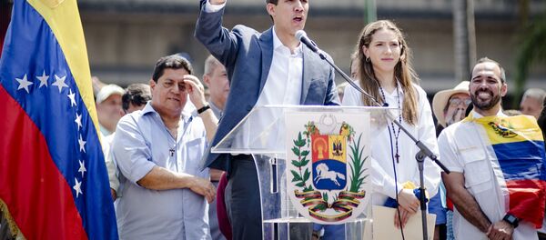 Presidente da Assembleia Nacional bolivariana e líder da oposição, Juan Guaidó, discursa perante os manifestantes em Caracas - Sputnik Brasil