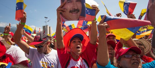 Participantes da manifestação a favor do Presidente da Venezuela Nicolás Maduro - Sputnik Brasil