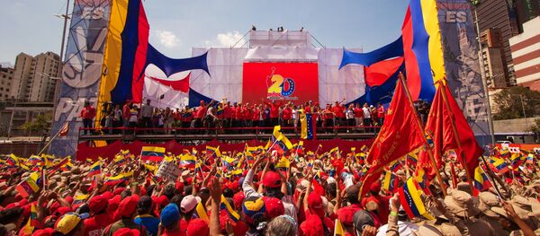 Presidente da Venezuela, Nicolás Maduro, se dirige aos seus apoiadores durante um ato em Caracas Presidente da Venezuela, Nicolás Maduro, se dirige aos seus apoiadores durante um ato em Caracas - Sputnik Brasil