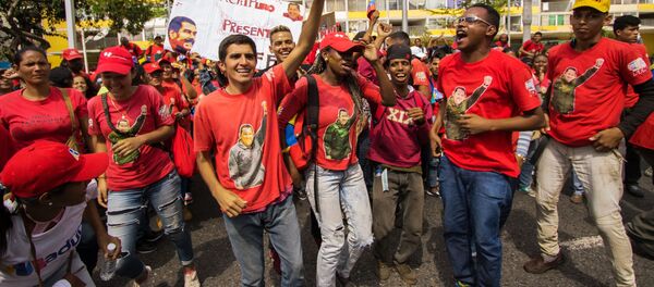 Venezuelanos se reúnem nas ruas de Caracas para se manifestar a favor de Nicolás Maduro - Sputnik Brasil