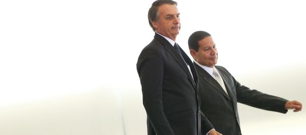 O Presidente Jair Bolsonaro e o vice-presidente General Hamilton Mourão, durante cerimônia de posse aos presidentes dos bancos públicos. - Sputnik Brasil