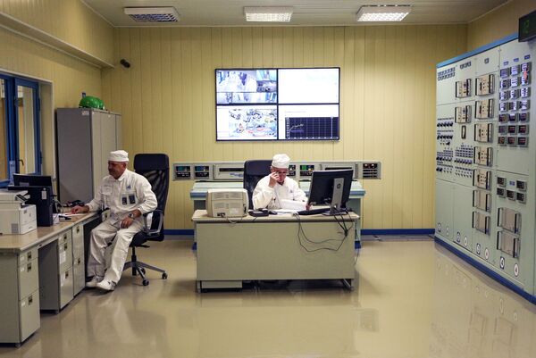 Funcionários da companhia nuclear russa Rosenergoatom no ponto de entrega de dosímetros (aparelho para medir a exposição de um indivíduo à radiação) na usina nuclear de Kola, localizada no Extremo Norte da Rússia - Sputnik Brasil