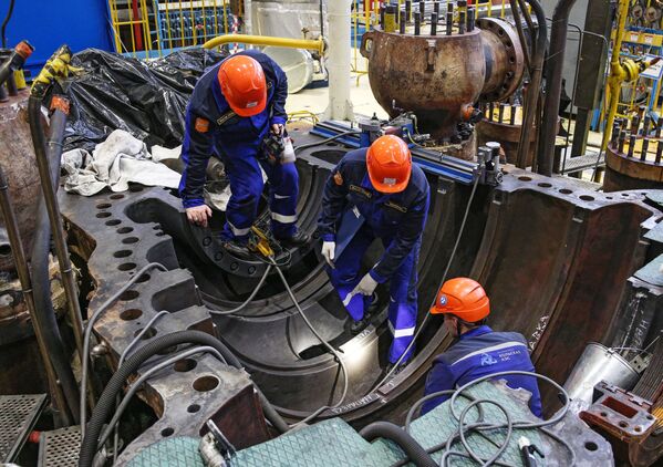 Funcionários da companhia russa Rosenergoatom realizam trabalhos de revisão em unidades da usina nuclear de Kola, na Rússia - Sputnik Brasil