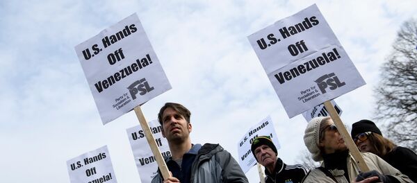 Ativistas protestam contra a intervenção dos EUA na Venezuela em frente à Casa Branca, 26 de janeiro de 2019 Ativistas protestam contra a intervenção dos EUA na Venezuela em frente à Casa Branca, 26 de janeiro de 2019 - Sputnik Brasil