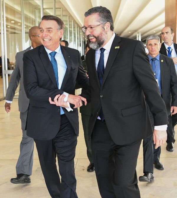 Presidente Jair Bolsonaro ao lado do chanceler Ernesto Araújo - Sputnik Brasil