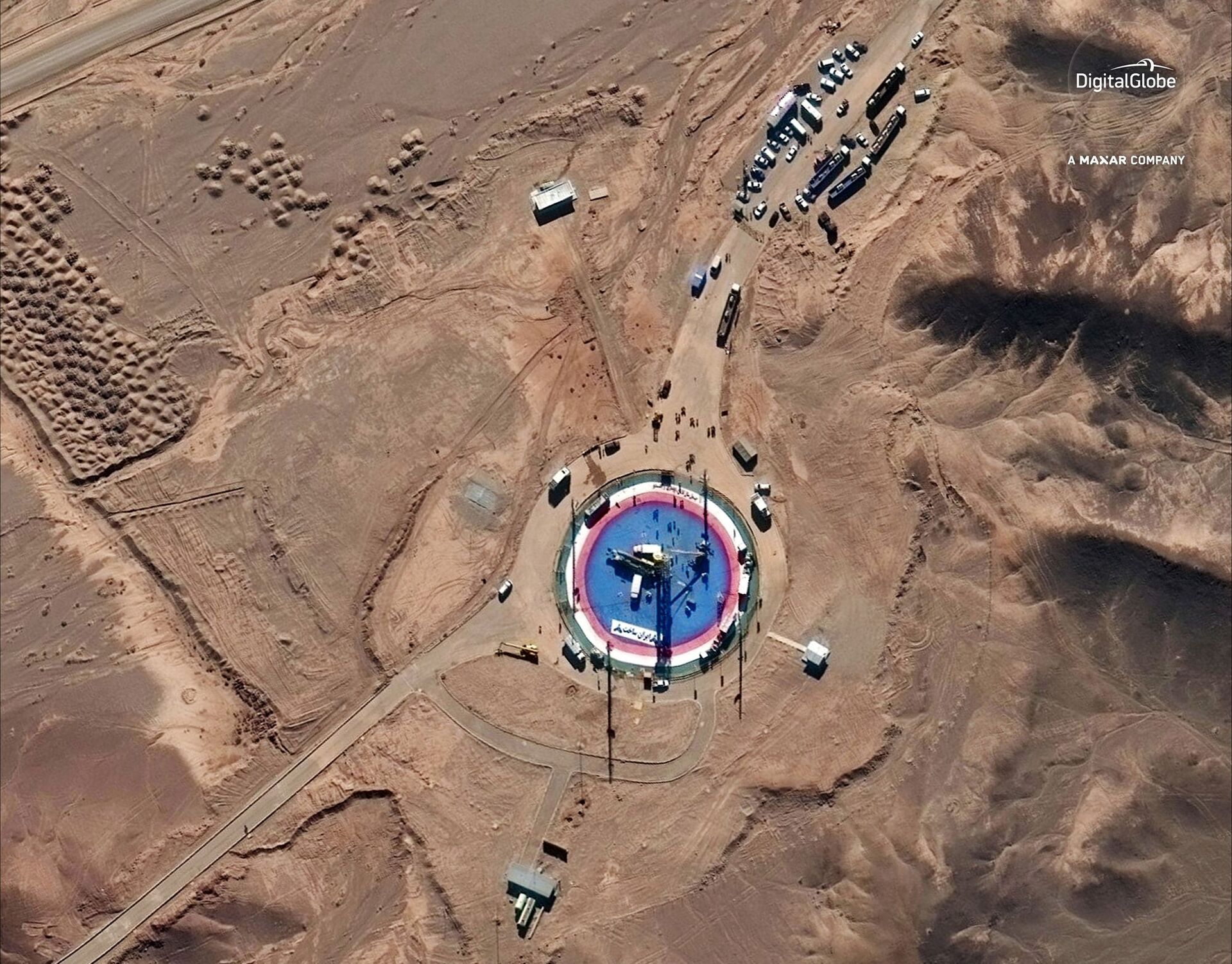 Imagem do satélite fornecida pela DigitalGlobe mostra foguete em base de lançamento no Centro Espacial de Imam Khomeini, no Irã  - Sputnik Brasil, 1920, 15.06.2022