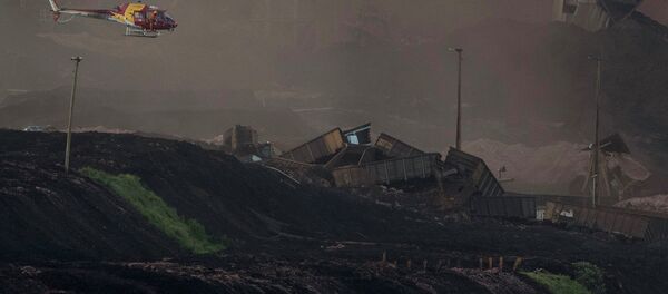 Helicóptero dos Bombeiros sobrevoando área depois do rompimento de barragem em Brumadinho (MG) - Sputnik Brasil