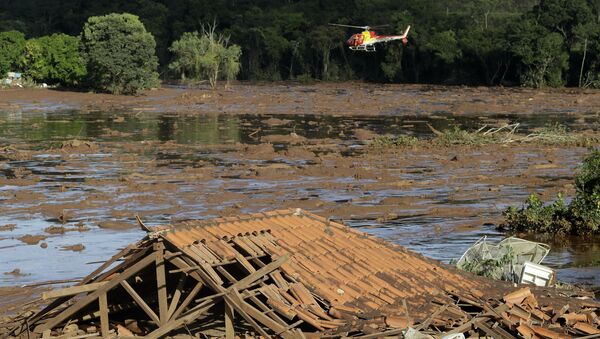 Helicóptero dos Bombeiros sobrevoando área depois do rompimento de barragem em Brumadinho (MG) - Sputnik Brasil