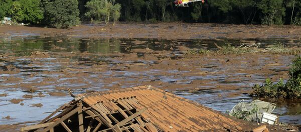 Helicóptero dos Bombeiros sobrevoando área depois do rompimento de barragem em Brumadinho (MG) - Sputnik Brasil