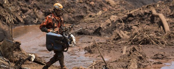 Bombeiro na área de rompimento de barragem em Brumadinho (MG) - Sputnik Brasil