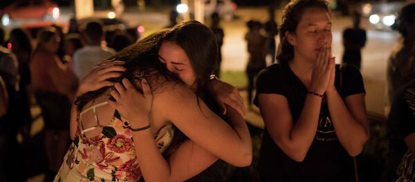 Mulheres se abraçando durante vigília pelas vítimas de Brumadinho (MG) - Sputnik Brasil