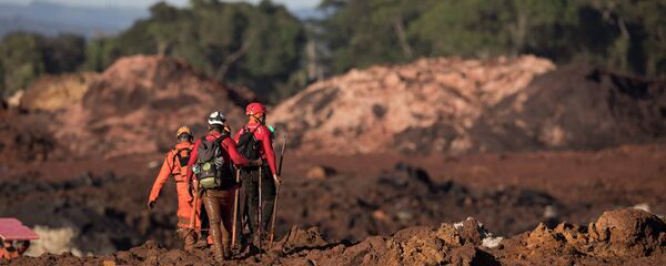 Bombeiros na área de rompimento de barragem em Brumadinho (MG) - Sputnik Brasil