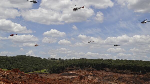 Helicópteros dos Bombeiros sobrevoando área depois do rompimento de barragem em Brumadinho (MG) - Sputnik Brasil