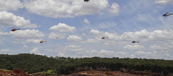 Helicópteros dos Bombeiros sobrevoando área depois do rompimento de barragem em Brumadinho (MG) - Sputnik Brasil