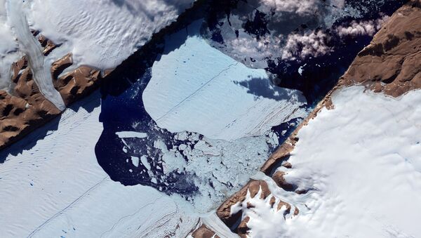 Enorme ilha de gelo se desprendeu da geleira Petermann, no noroeste da Groenlândia, em julho de 2012 - Sputnik Brasil
