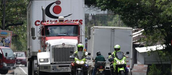 Caminhões da ajuda humanitária dos EUA escoltados pela polícia da Colômbia, perto de Cúcuta - Sputnik Brasil