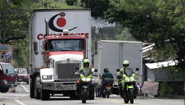 Caminhões da ajuda humanitária dos EUA escoltados pela polícia da Colômbia, perto de Cúcuta - Sputnik Brasil