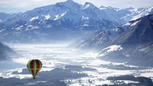 Balão sobrevoa montanhas em Zell am See, na Áustria, 5 de fevereiro de 2019 - Sputnik Brasil