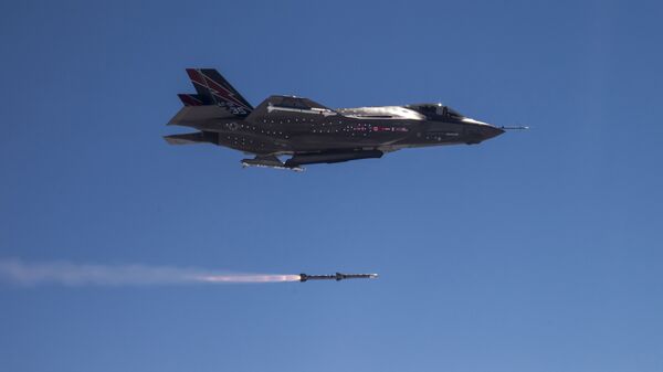 F-35A Lightning II disparando míssil AMRAAM na costa da Califórnia durante teste, em 30 de outubro de 2014 - Sputnik Brasil