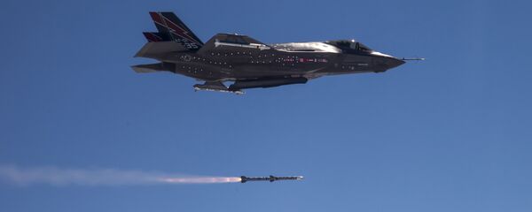 F-35A Lightning II disparando míssil AMRAAM na costa da Califórnia durante teste, em 30 de outubro de 2014 - Sputnik Brasil