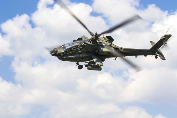 Helicóptero de ataque Apache 'falha' e abre fogo em base britânica Helicóptero de ataque Apache 'falha' e abre fogo em base britânica - Sputnik Brasil