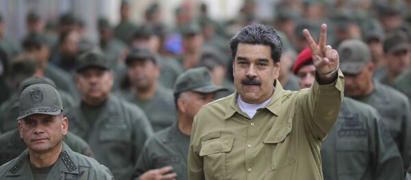 Presidente da Venezuela, Nicolás Maduro, faz sinal com as mãos depois de chegar à base militar de Forte Tiuna, em Caracas, Venezuela, 30 de janeiro de 2019 - Sputnik Brasil
