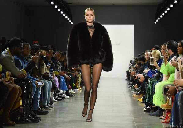 Casacos volumosos estão em alta na nova coleção de LaQuan Smith, exposta no New York Fashion Week 2019 - Sputnik Brasil