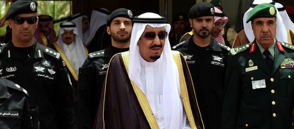Salman bin Albdulaziz Al Saud, atual rei saudita, cercado por seguranças - Sputnik Brasil