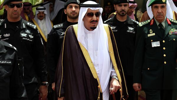 Salman bin Albdulaziz Al Saud, atual rei saudita, cercado por seguranças - Sputnik Brasil