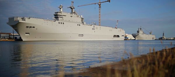 Dois porta-helicópteros da classe Mistral no oeste da França, 21 de maio de 2015 - Sputnik Brasil