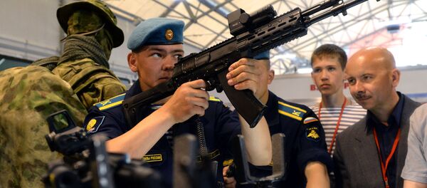 Um cadete examina o novo fuzil de assalto russo AK-12 (Consórcio Kalashnikov) - Sputnik Brasil